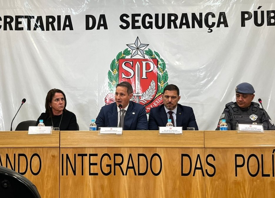 Diretora do DHPP, Ivalda Aleixo, secretário de Segurança Pública de São Paulo, Guilherme Derrite, e o atual delegado-geral Arthur José Dian, durante coletiva de imprensa nesta quinta-feira (18/9)