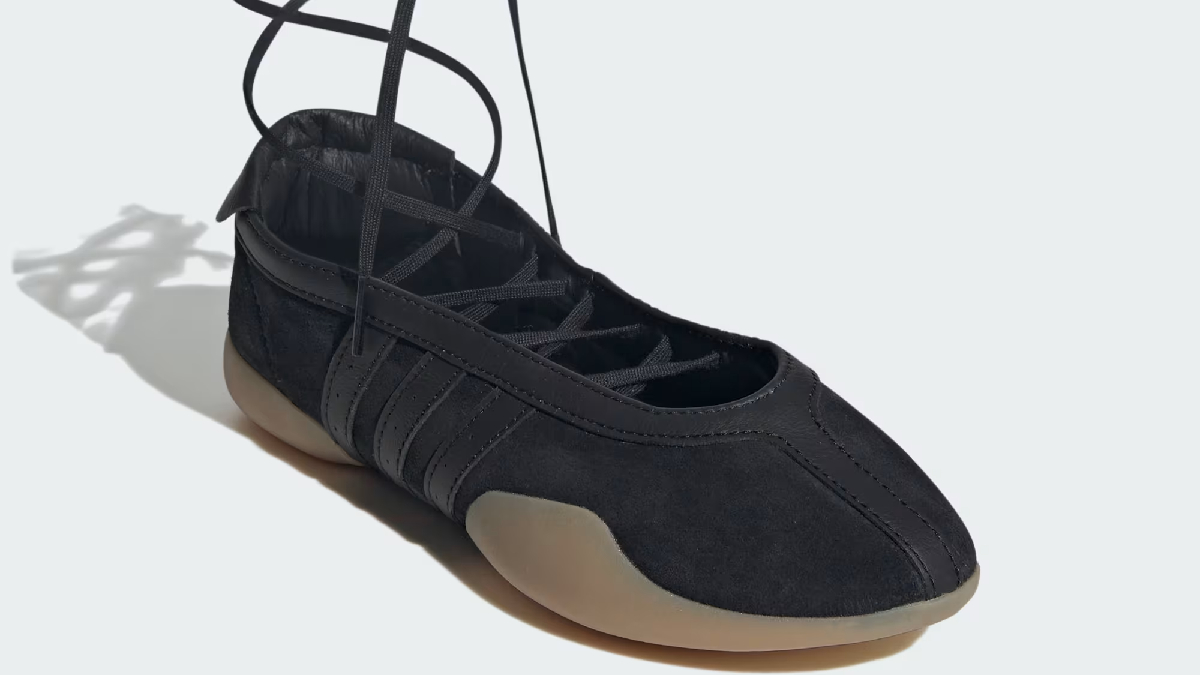 O ballet taekwondo junta leveza com as listras clássicas. Imagem: Divulgação Adidas