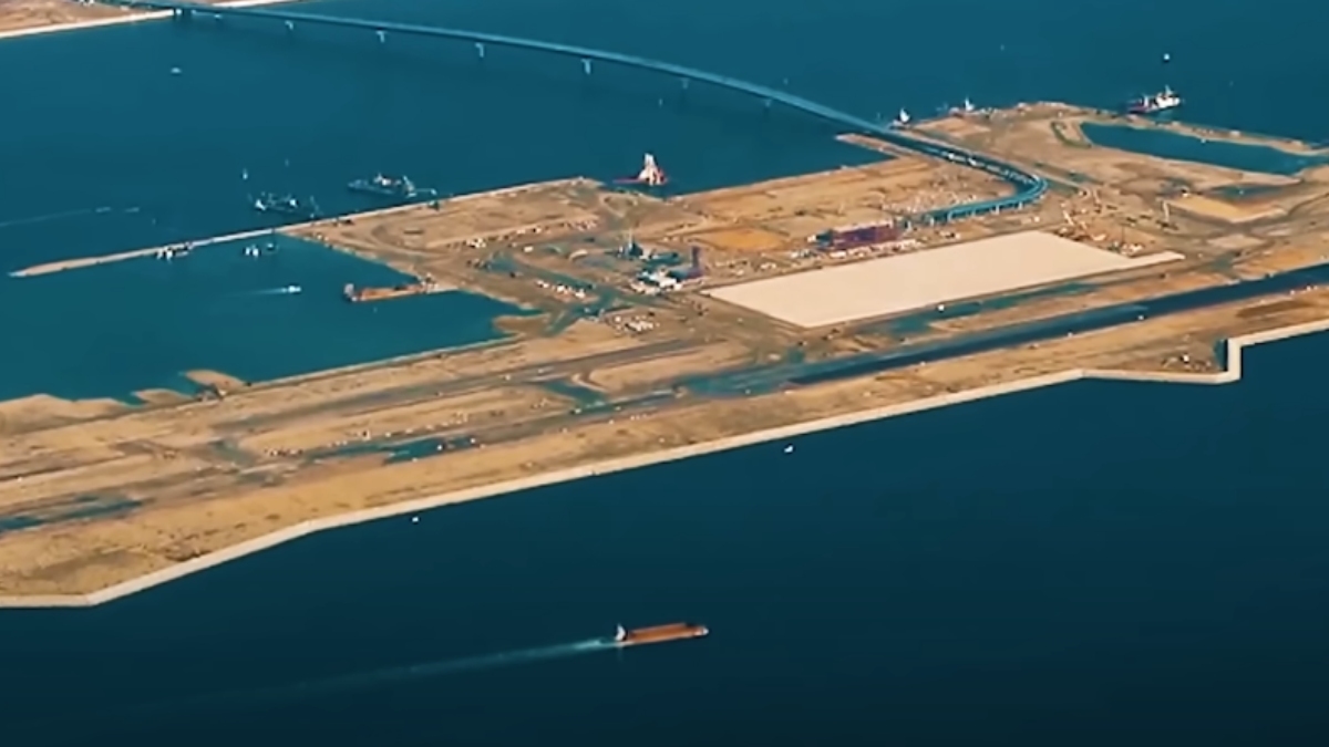 O aeroporto não pode mais ser expandido para terra firme, uma vez que as cidades próximas são densamente povoadas - (Reprodução/YouTube)
