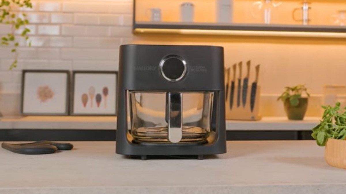 Entre eles, o Air Cook System 360º, que promete reduzir em até 80% a quantidade de gordura utilizada no preparo, e uma luz interna, que aumenta ainda mais a visibilidade dos alimentos.