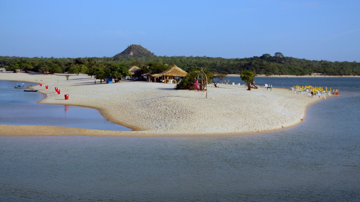 Bancos de areia branca e o Rio Tapajós criam a paisagem surreal de Alter do Chão.