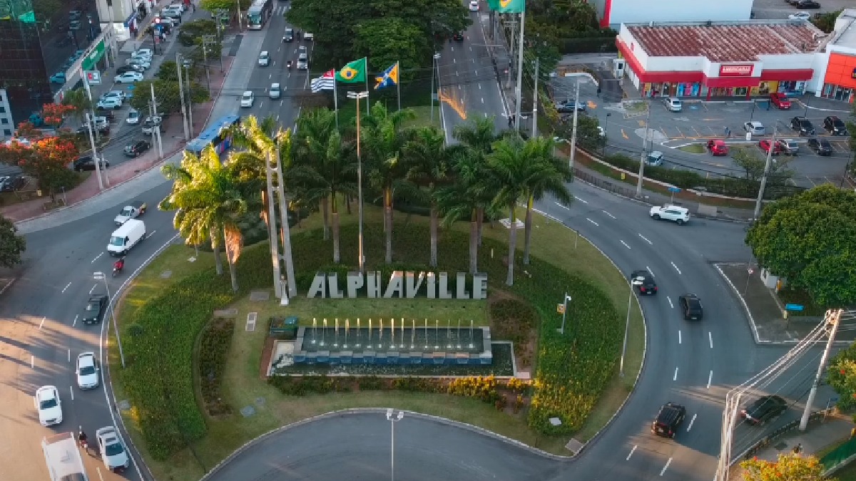 Um dos bairros mais luxuosos de São Paulo e moradia para muitas celebridades, Alphaville foi batizado com o nome de um filme de um diretor icônico no mundo do cinema: o francês Jean-Luc Godard - (Reprodução/YouTube)