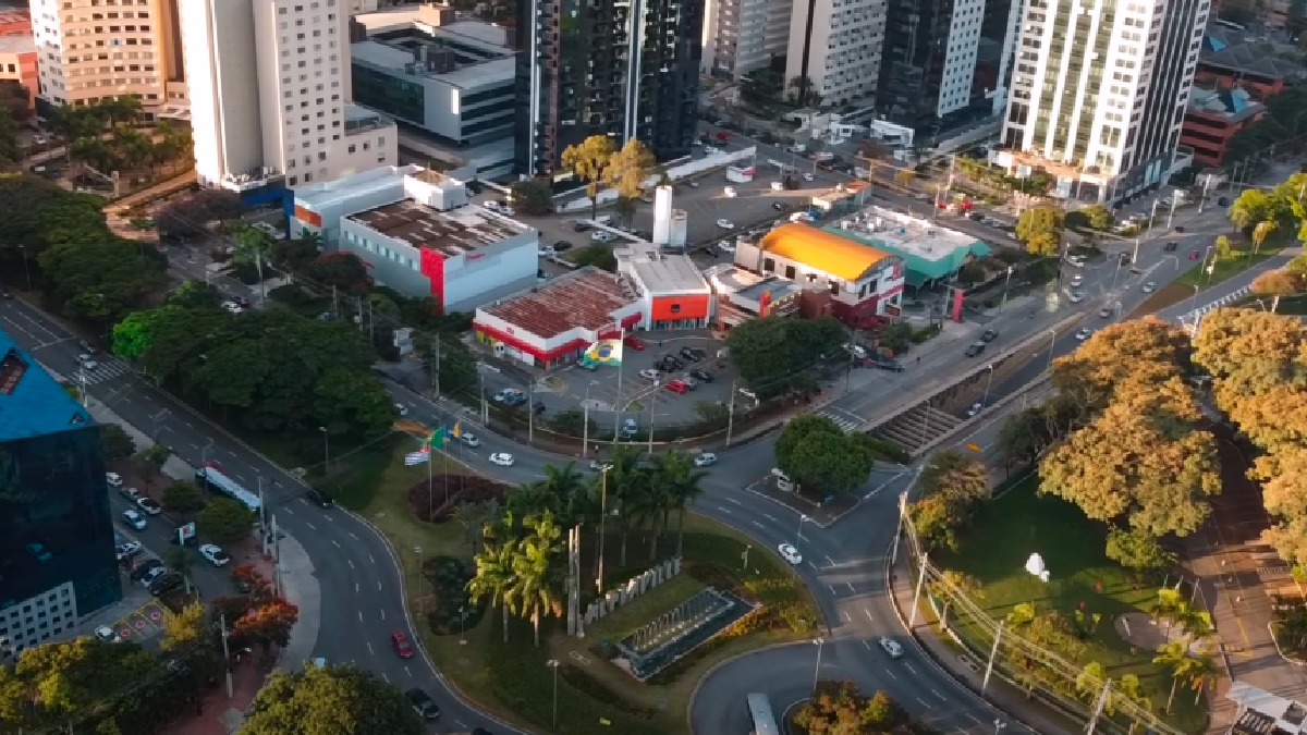 Após quase 50 anos de seu surgimento e com uma expansão cada vez maior, Alphaville se tornou o maior reduto de condomínios do Brasil, com uma região dividida entre 13 residenciais e subdistrito empresarial - (Reprodução/YouTube)
