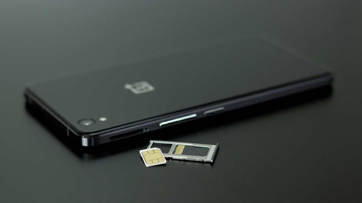 Bandeja de chip é uma das partes mais frágeis dos celulares. Imagem: Pexels