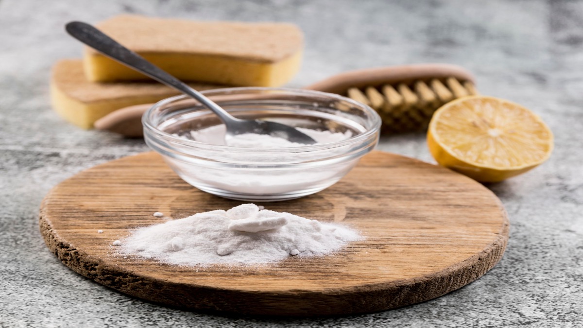 Ingredientes simples como vinagre, bicarbonato de sódio e até água oxigenada podem ser usados de forma segura para limpar e restaurar o material (Fotos: Freepik)