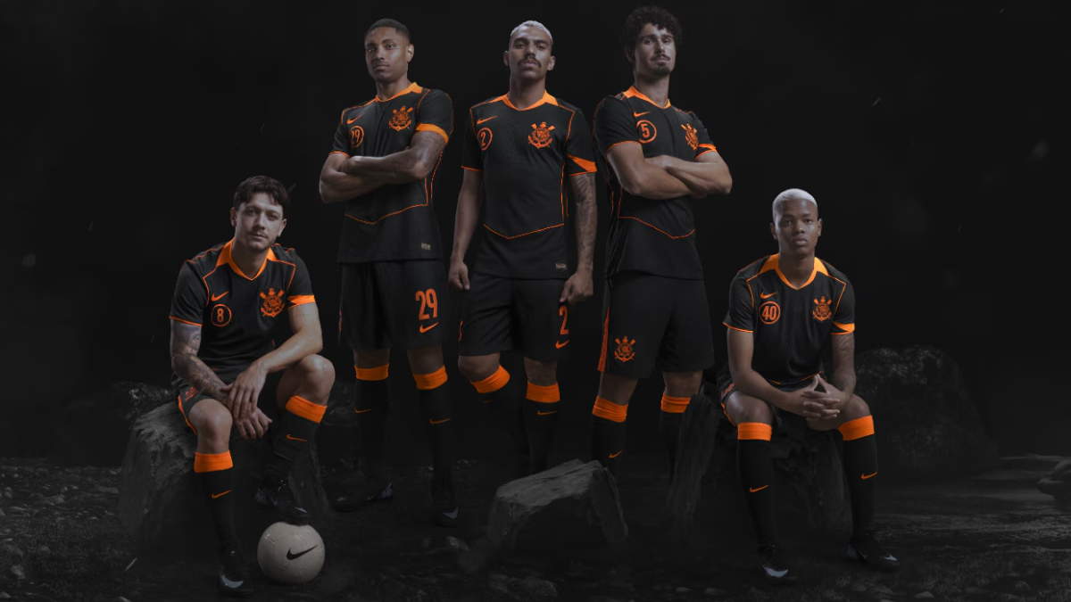Atletas do clube posam com novo uniforme/Divulgação/Nike