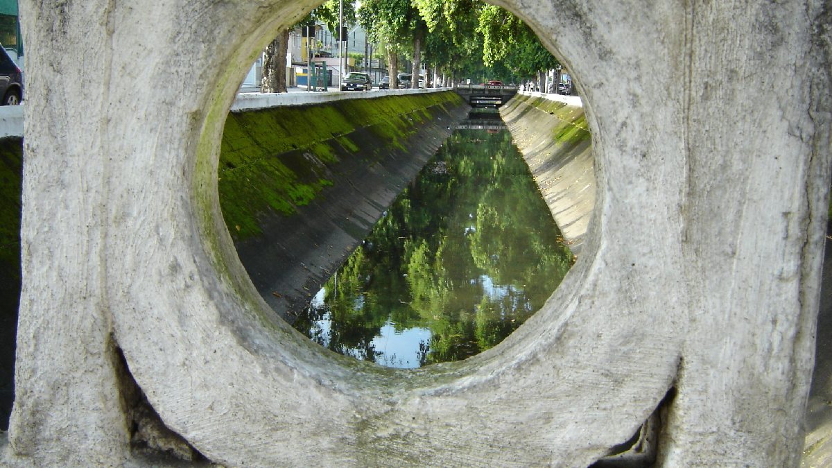 Canais de Santos são exemplo de solução inteligente para as cidades. Imagem: Emilio Pechini/Wikimedia Commons