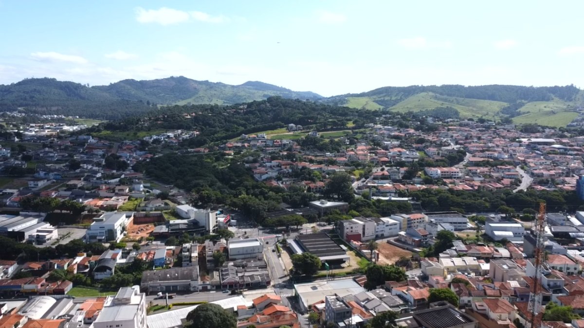 Além das paisagens, a cidade também conquista pelo sabor: a famosa linguiça artesanal é parada obrigatória