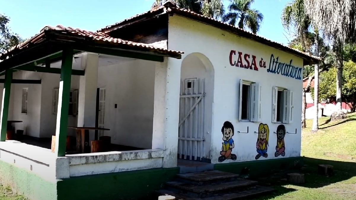 Uma biblioteca, a Casa da Literatura, também pode ter o acervo analisado - (Reprodução/YouTube)