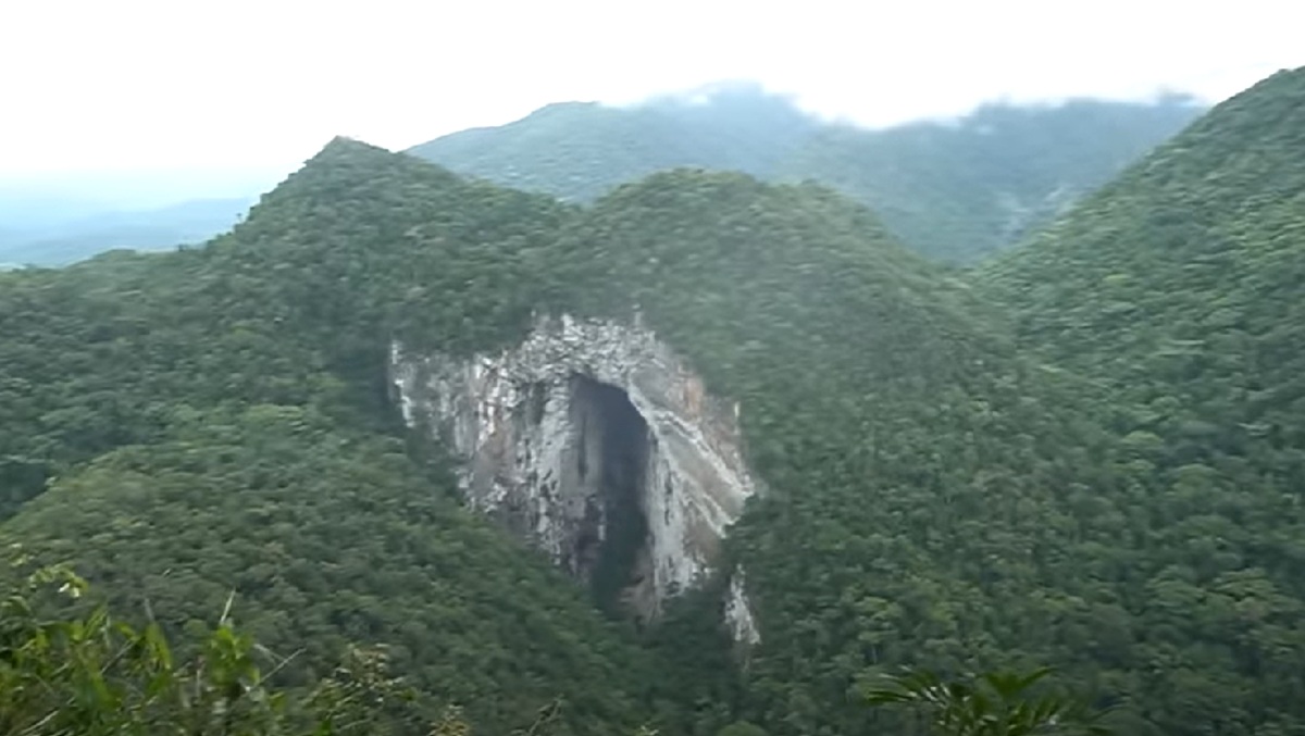A entrada da caverna paulista, de fato, impressiona, com seus 216 metros de altura/Reprodução/YouTube/Manual do Mundo