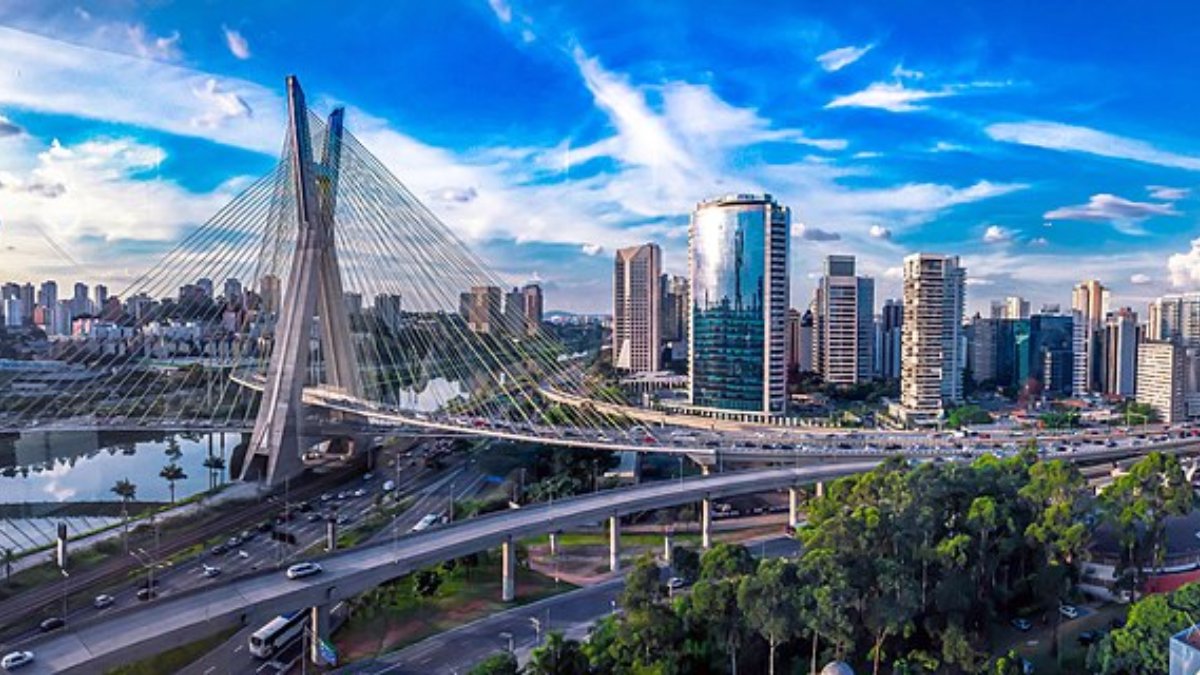 São Paulo, o coração financeiro do Brasil, recebeu 63,4 pontos e se destacou, em particular, no custo de vida e na facilidade do transporte público.