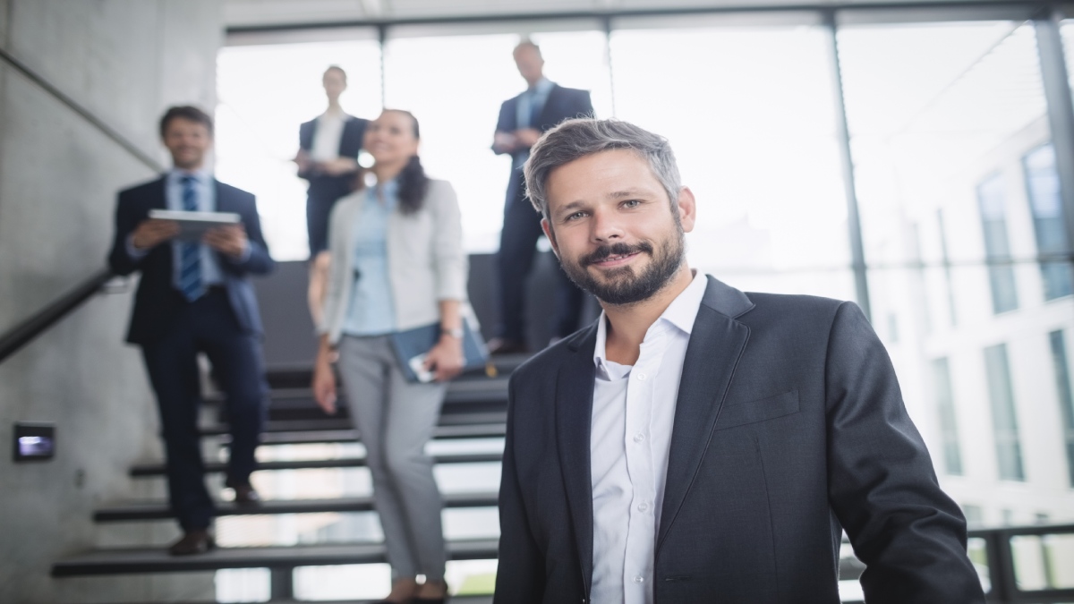 Além do salário fixo, os executivos contam com bônus, participação nos lucros, ações e benefícios específicos, como períodos de "quarentena" após deixarem seus cargos (Foto: Freepik)
