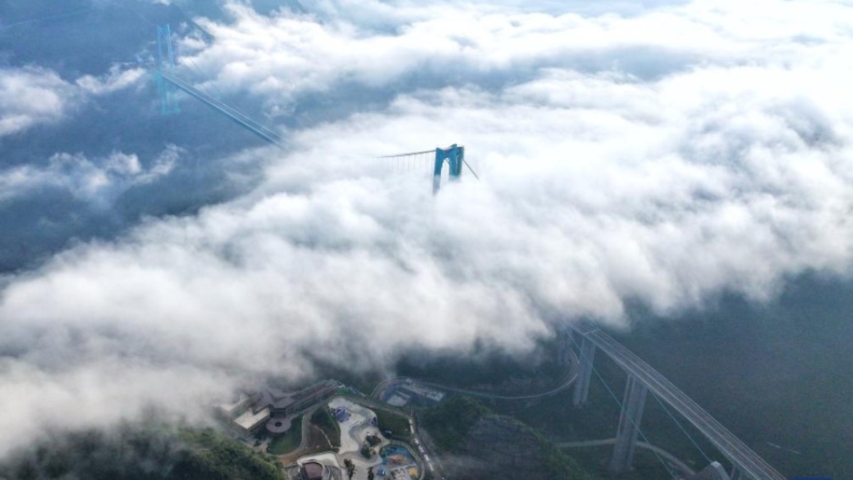 Estrutura foi construída a 625 metros do chão e possui 1.420 metros de extensão. /Foto: Xinhua/Liu Xu