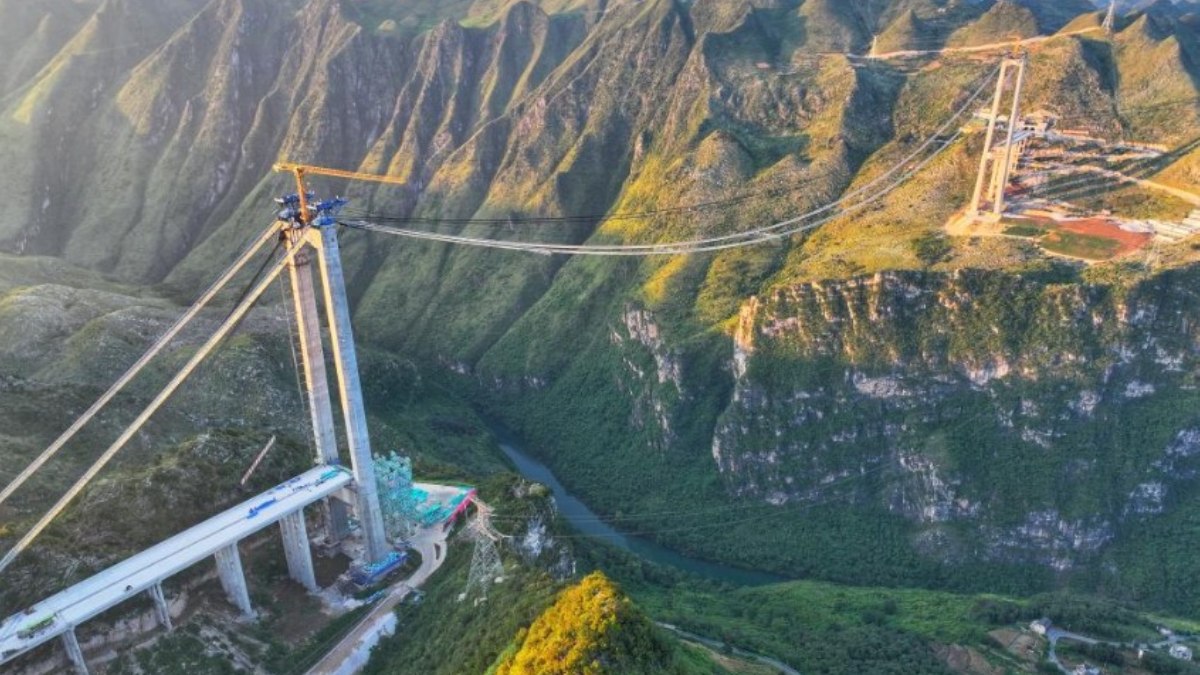 Ponte mais alta do mundo está sobre o Cânion Huajiang, na China. /Foto: Xinhua/Liu Xu