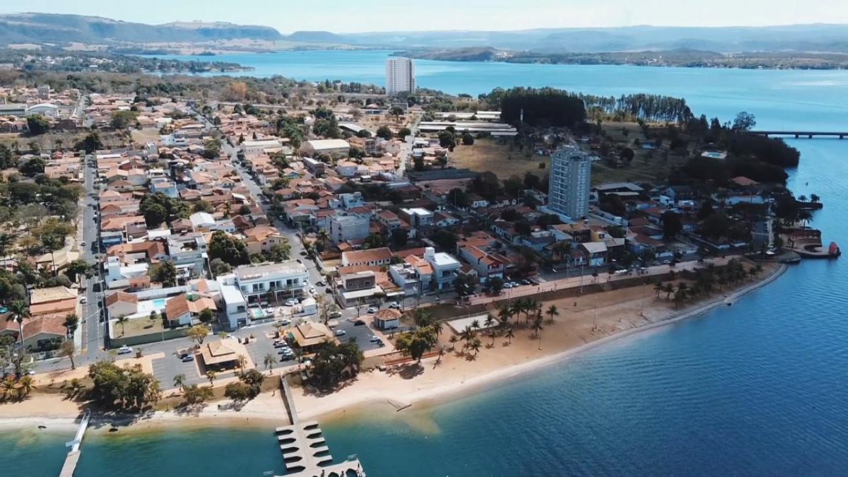 O resultado foi a criação de um cenário único: uma praia artificial com 1,5 km de extensão às margens do Lago Jaguara, que se tornou cartão-postal da região (Fotos: Youtube/Reprodução)