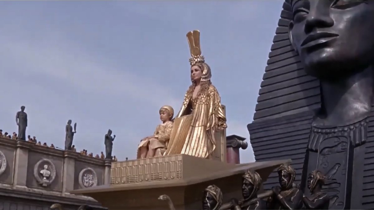 Cleópatra VII tornou-se rainha ainda jovem e fez história pela inteligência e habilidade política (Foto: Reprodução/YouTube)
