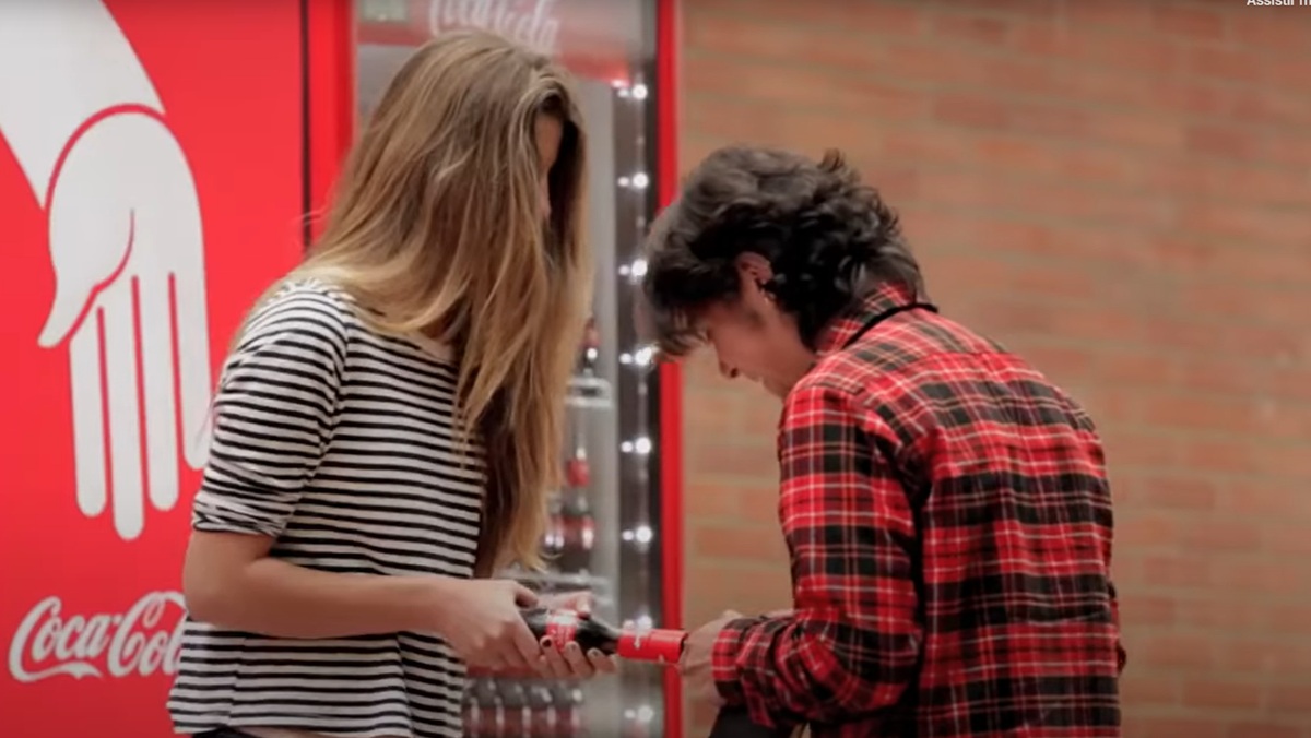 Campanha Friendly Twist pretende incentivar calouros de faculdade a quebrar o gelo e iniciar as interações/Reprodução