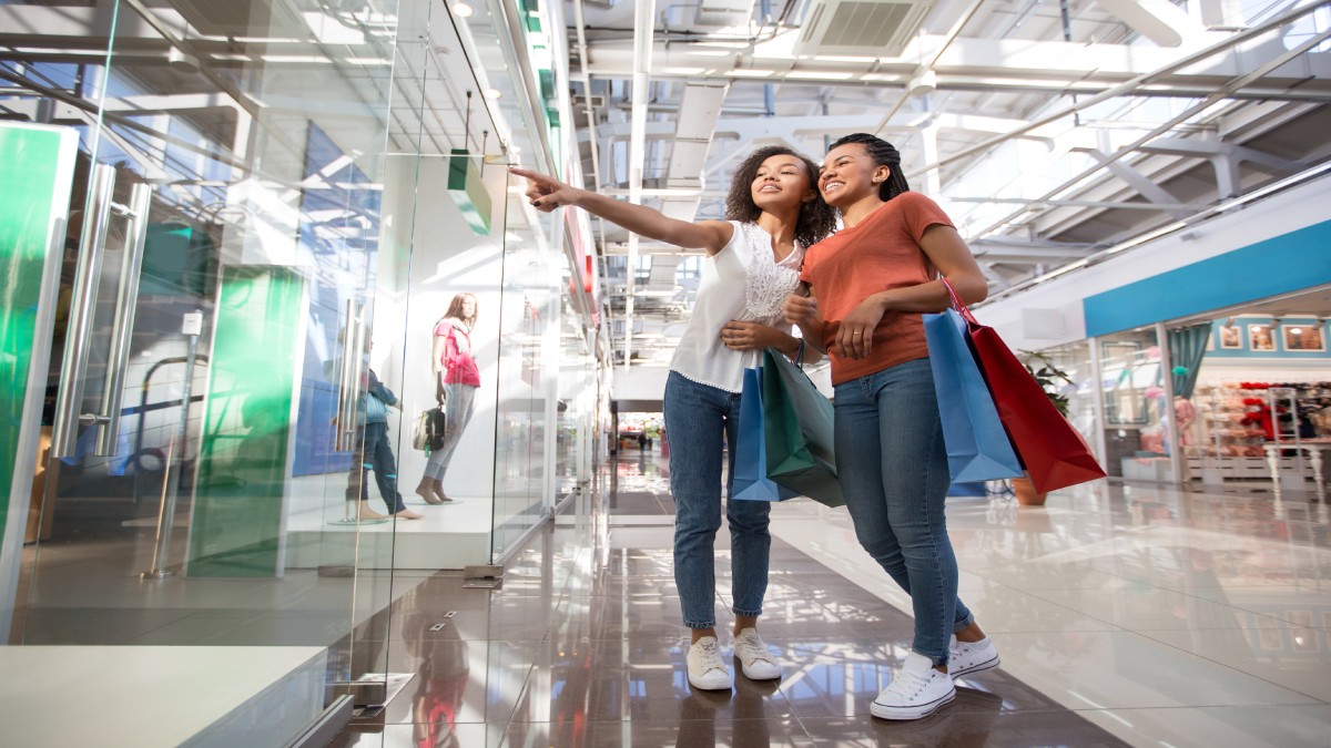 Dos 40 pontos de venda existentes em um shopping, restam apenas uma farmácia, um salão de cabeleireiro e duas lojas de roupas em funcionamento