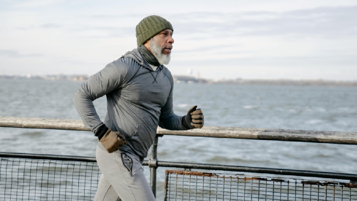 Embora a caminhada e a corrida sejam as atividades mais conhecidas e populares, um estudo da Harvard Medical School apontou que há outra opção mais eficaz para manter a boa forma e a saúde em dia para as pessoas com mais de 60 anos - (Barbara Olsen/Pexels)