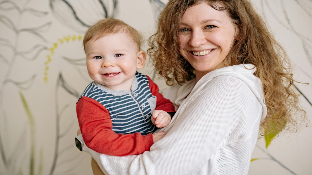 Um ambiente acolhedor e carinhoso é determinante para despertar sorrisos (Foto: Pexels)