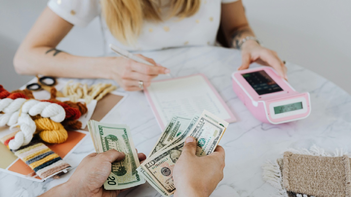 Com qualquer valor é possível começar a investir. Imagem: Kaboompics/Pexels