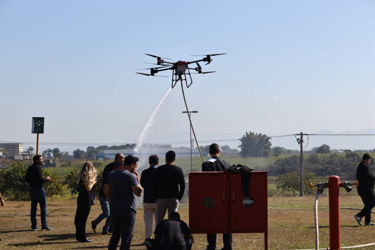 Sistema FPV (First-Person View) transmite imagens em tempo real para os óculos do operador, permitindo manobras de precisão em situações críticas /Divulgação/PMSJC