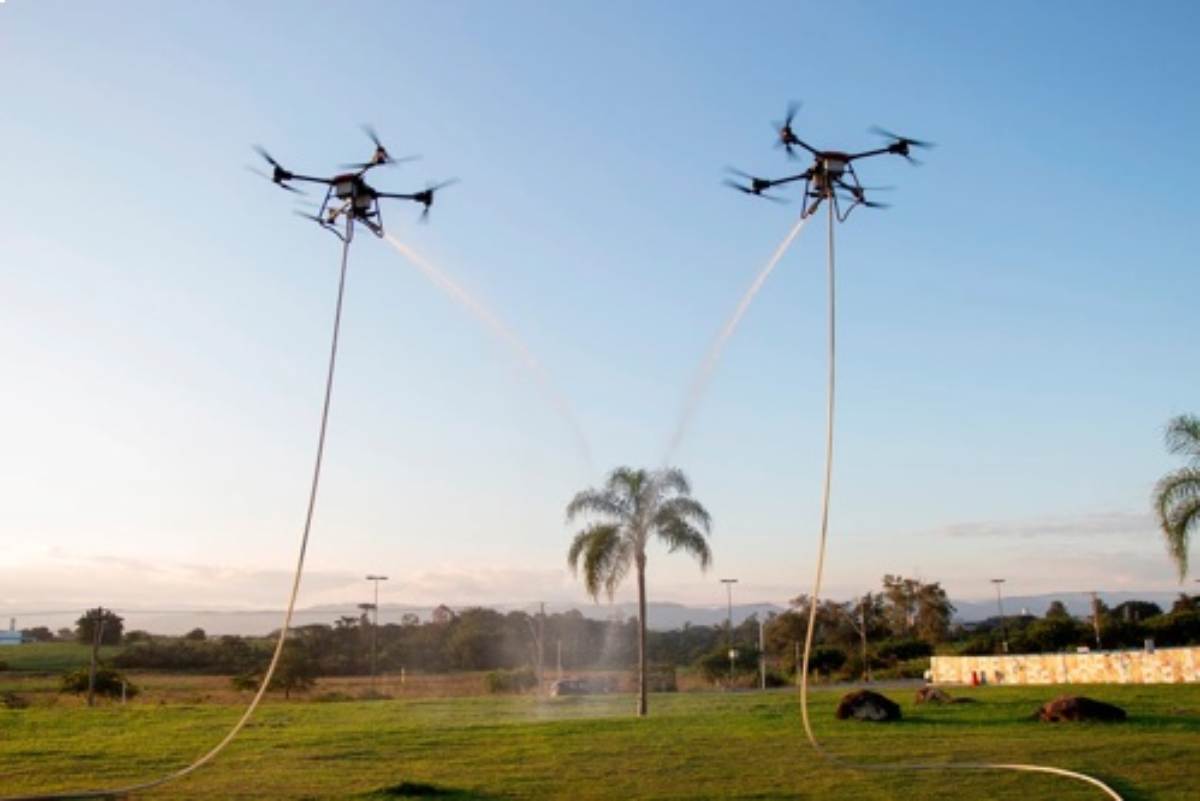Equipamento suporta até 90 quilos de carga e transporta uma mangueira pressurizada de 30 metros /Divulgação/PMSJC