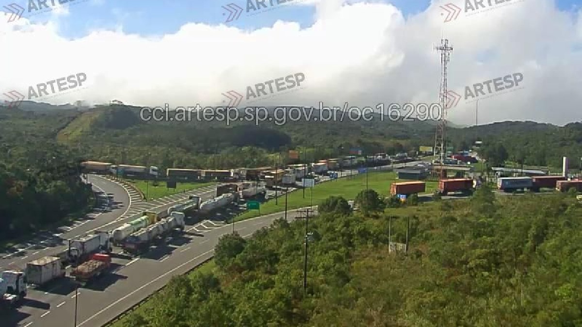 Há lentidão do km 12 ao 10 no sentido São Paulo devido à inversão de mão - Divulgação/ARTESP