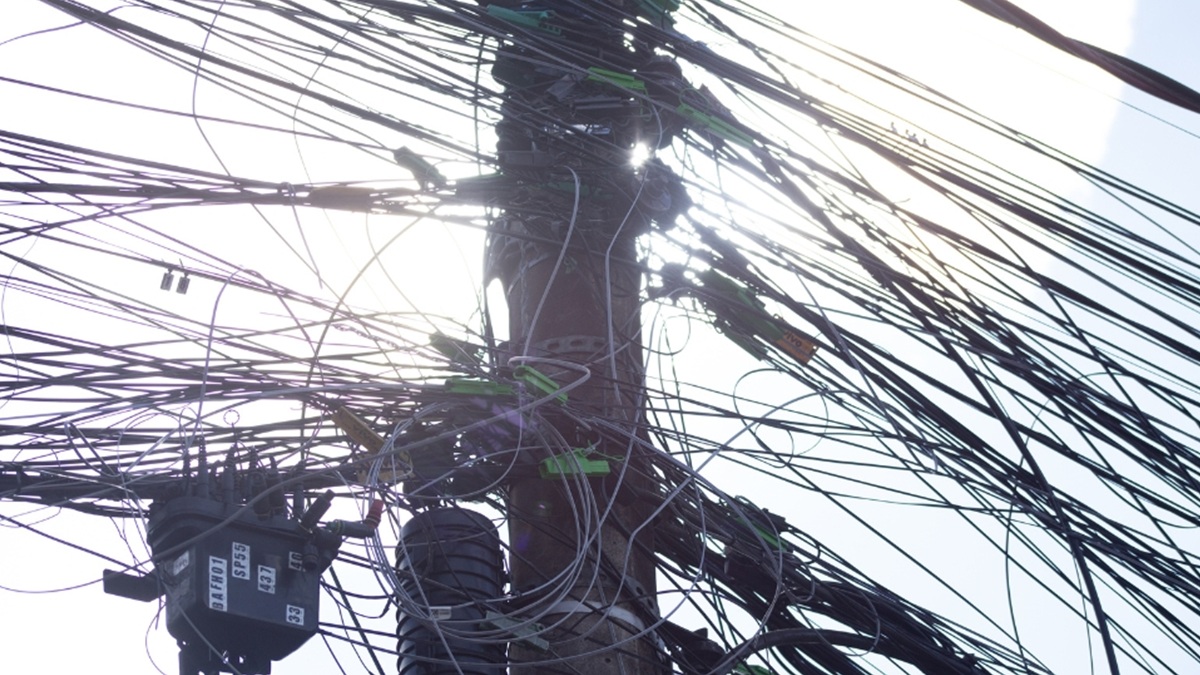 O emaranhado de fios visível nos postes é um considerado um risco à população/Divulgação/Enel