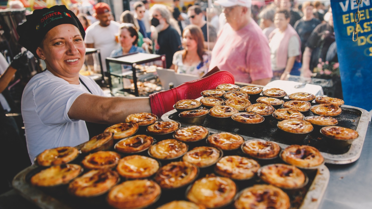Comias vão além de receitas internacionais como o Mufet africano e a Batata Rösti de Camarão da Suíça.