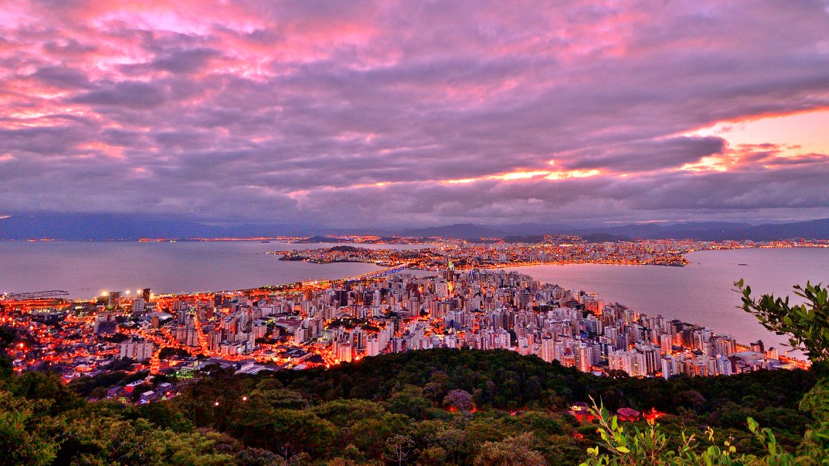 Florianópolis, que se consolida como um polo de inovação e tecnologia, oferece um custo de vida competitivo, sobretudo em moradia e lazer