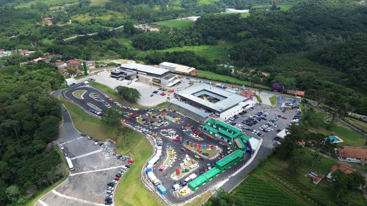 Além da 'Volta dos Sonhos', o espaço oferece pista de kart, parque de diversões e um shopping com lojas e restaurantes, tornando o passeio uma opção completa para toda a família / Divulgação