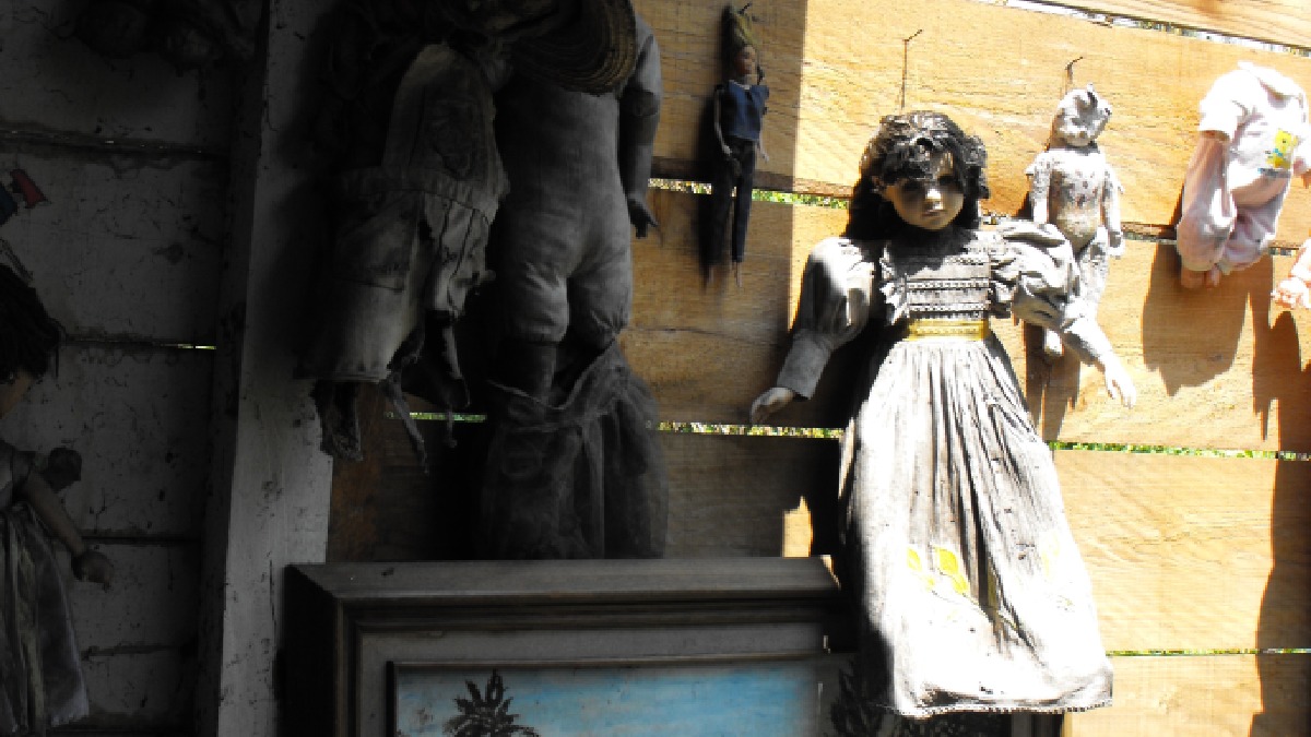 Cada boneca conta uma história assustadora. Imagem: KatyaMSL/Wikimedia Commons