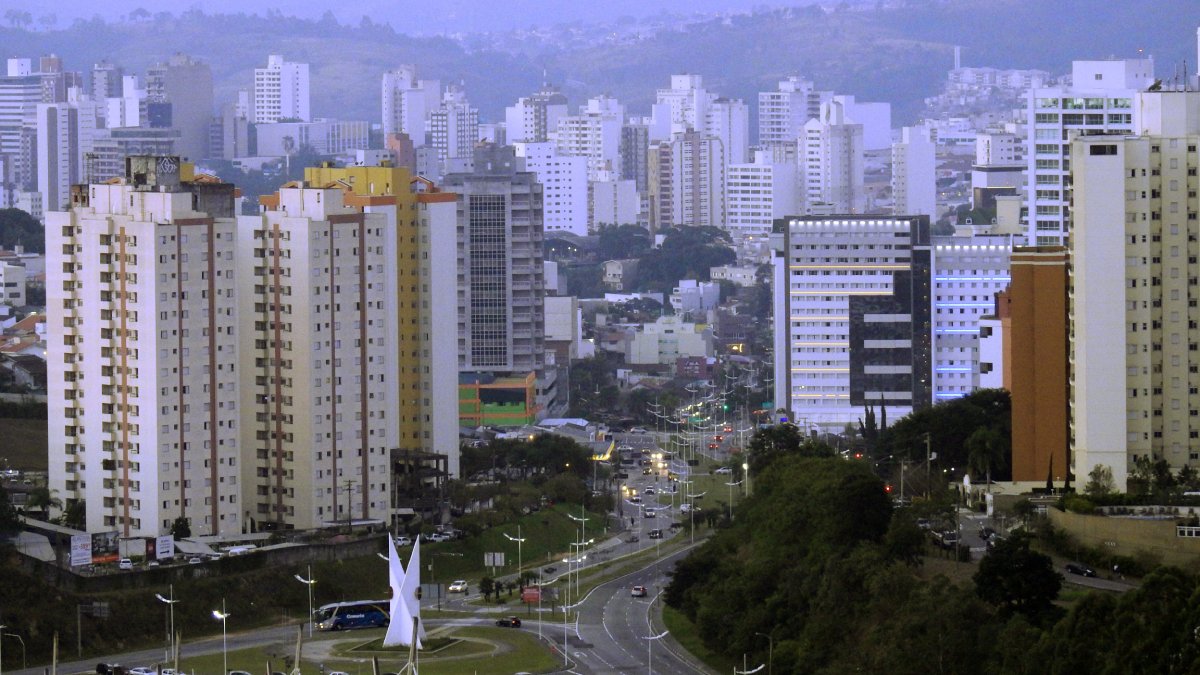 O estudo considerou 15 indicadores, divididos em áreas essenciais como educação, saúde, segurança e sustentabilidade. Fotos: Reprodução/Wikimedia Commons
