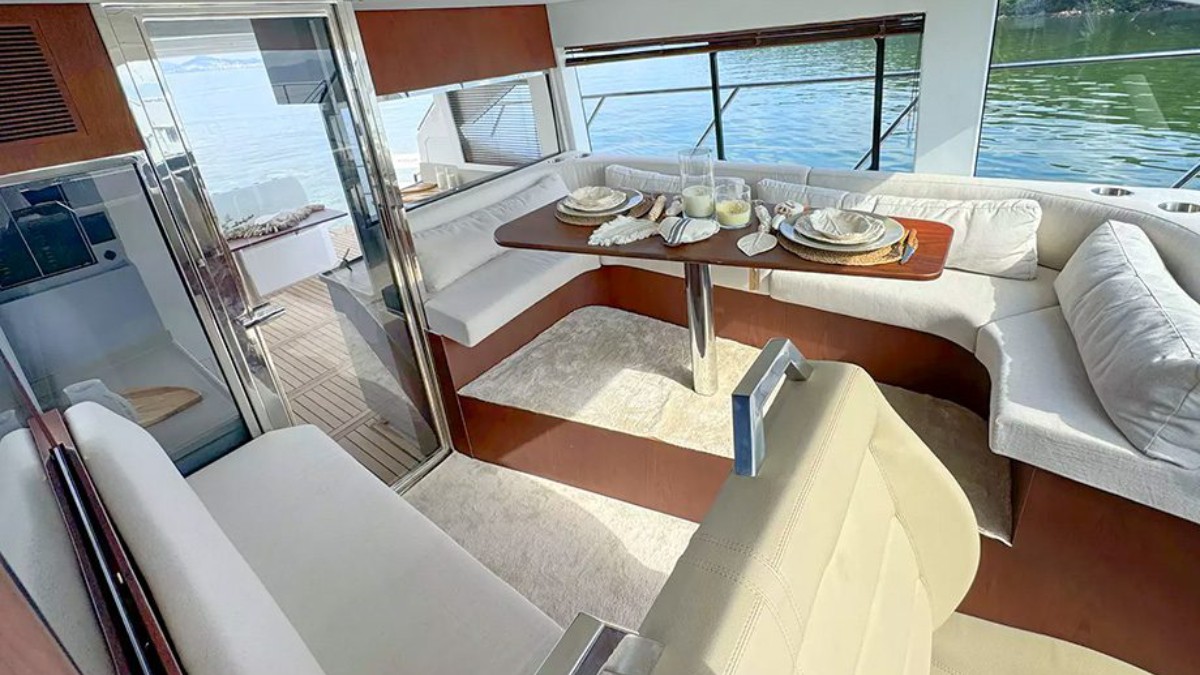 Lancha possui um flybridge de mais de 12 m², open deck no cockpit.