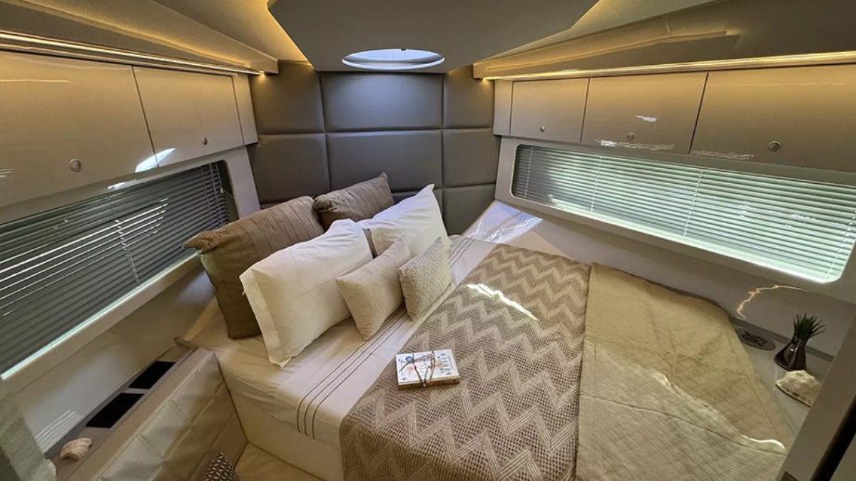 Evolve Titanium Flybridge também tem suíte máster à meia-nau. /Fotos: Divulgação/Evolve Yachts