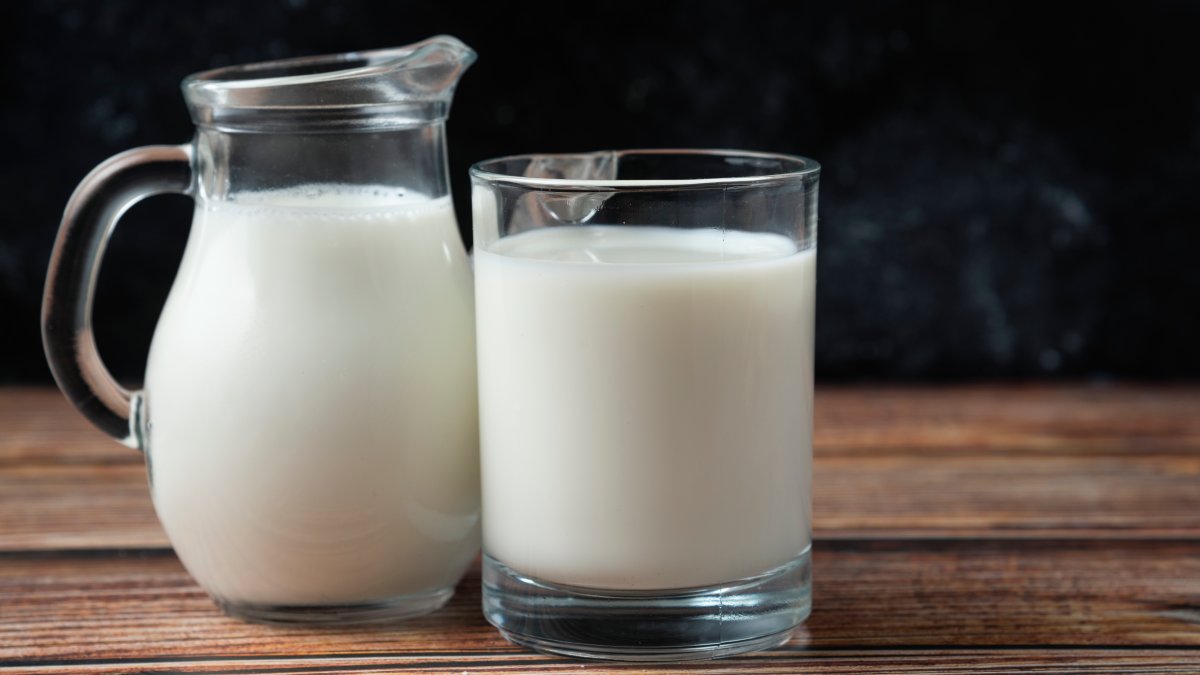 A diferença na composição nutricional é provavelmente a maior distinção entre o leite ultrafiltrado e o leite comum. Dependendo da marca e da concentração do produto , o leite ultrafiltrado pode conter de 13 a 18 gramas (g) de proteína por xícara, além de 380 a 500 miligramas (mg) de cálcio, em comparação com os 8 gramas e 300 mg do leite tradicional por xícara, respectivamente. Fotos: Reprodução/Freepik