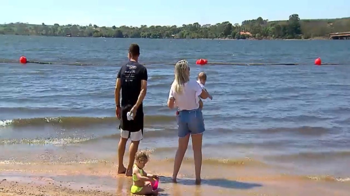 Mendonça oferece três quilômetros de areia às margens do Rio Tietê