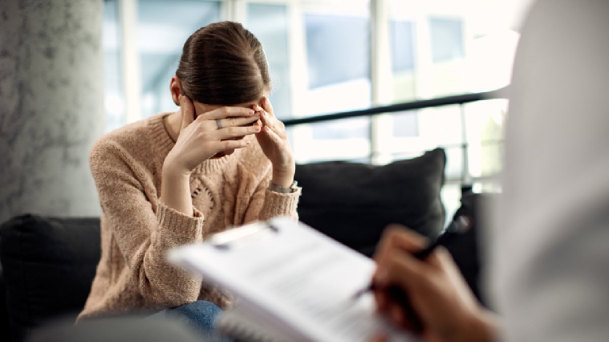 Somente 16% dos líderes e 19% dos liderados foram totalmente acolhidos pelos superiores ao contar sobre o tratamento (Fotos: Freepik)