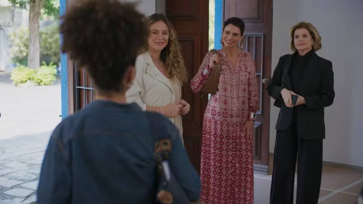 Acreditando na bondade de Ana Clara, Heleninha a convidará para conhecer sua nova galeria de arte ao lado da mãe, Odete, e da tia Celina.