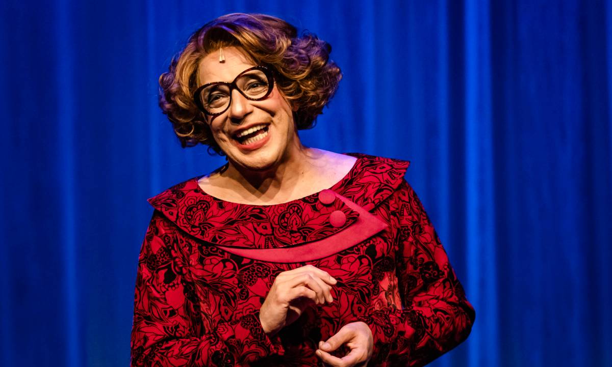 Após o inesperado sucesso, ela, fortemente incentivada por suas amigas mais próximas, decide se apresentar no teatro mesmo não sendo atriz.