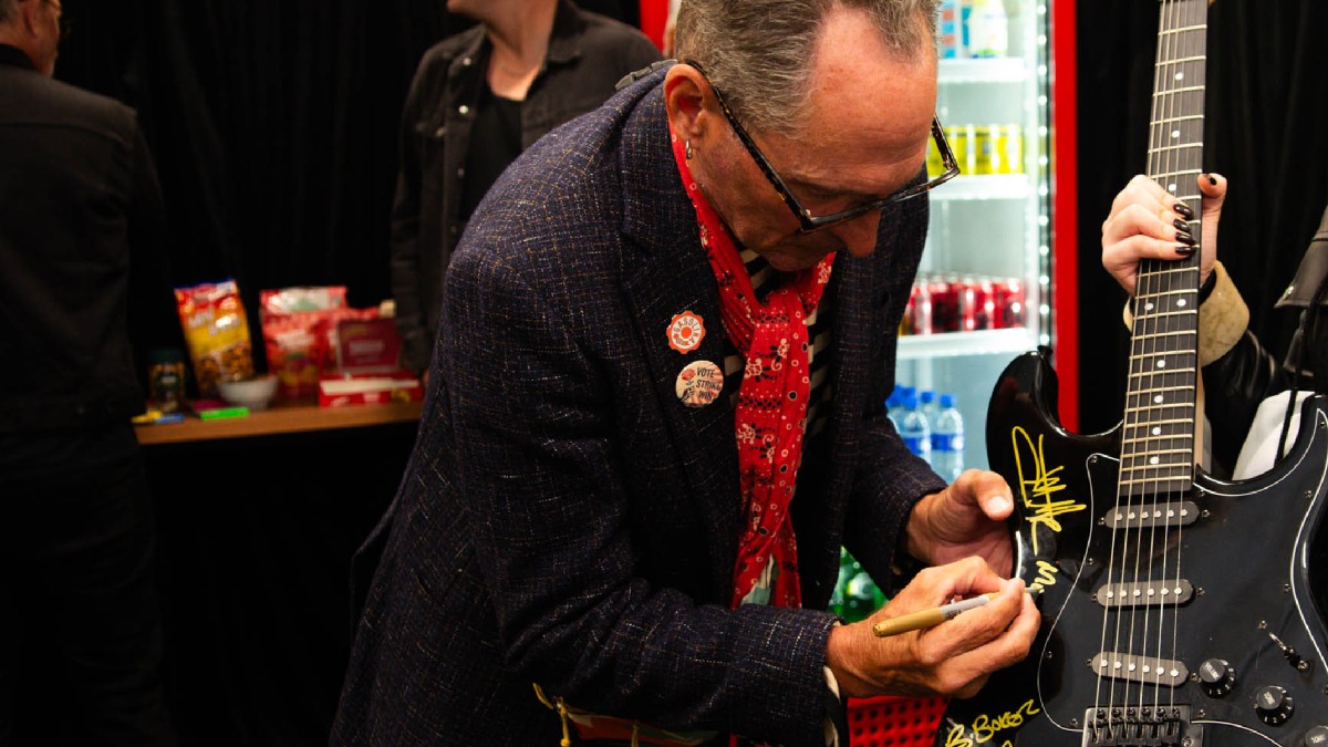 Bad Religion também autografou uma das guitarras. Foto: Divulgação