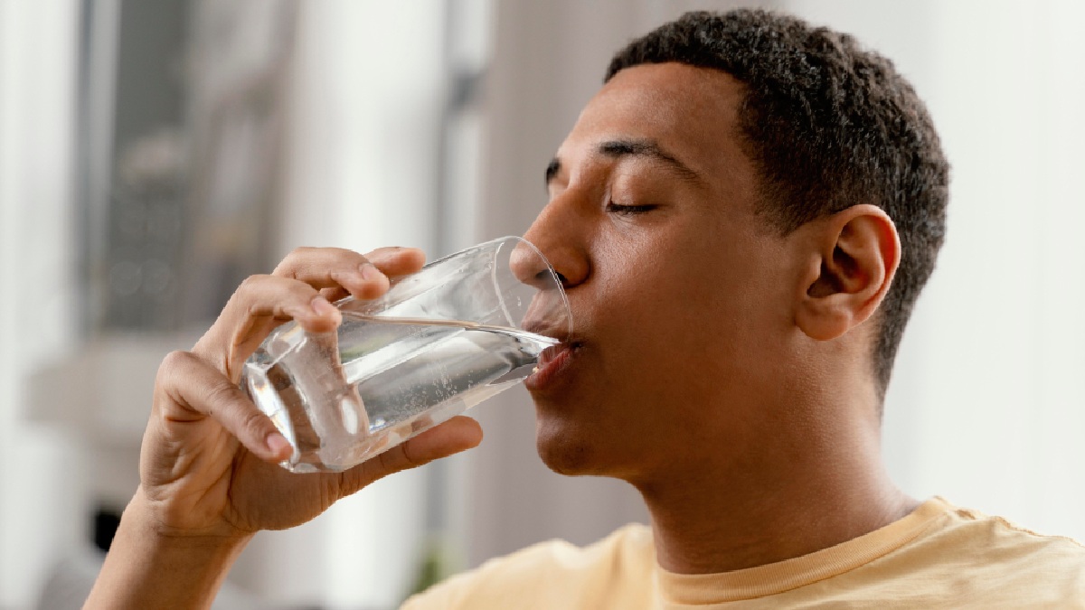 Beber água de extrema importância para o pleno funcionamento dos rins e de outras partes do corpo (Foto: Freepik)