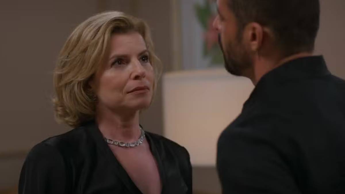 Porém, o plano de Odete pode dar muito errado; César chegará em casa com muita dor de cabeça e verá o remédio nas coisas da mulher. Fotos: Reprodução/TV Globo