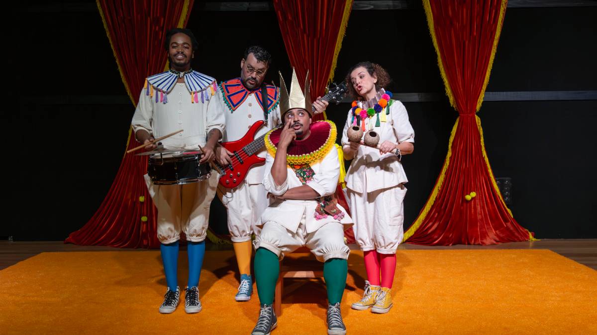 Em cena, quatro intérpretes se revezam nas personagens, manipulam, conduzem a cenografia, cantam e tocam os instrumentos da trilha sonora, composta por canções executadas ao vivo. Fotos: Andréa Pasquini