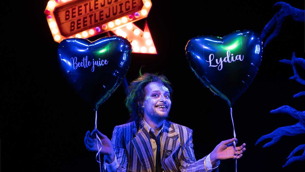 Sucesso de público e crítica em 2024, 'Beetlejuice O Musical' se prepara para uma nova temporada em São Paulo, no Teatro Liberdade.
