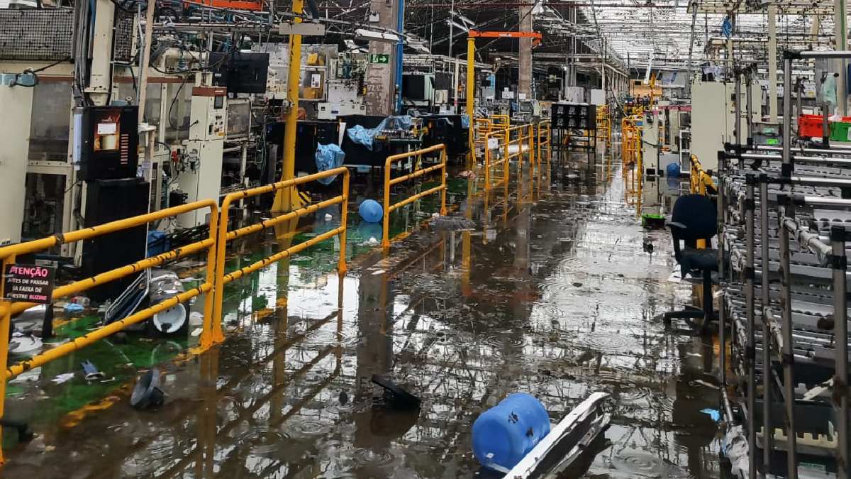 Uma das fábricas da Toyota teve o desprendimento de parte do telhado e alagamentos na unidade.
