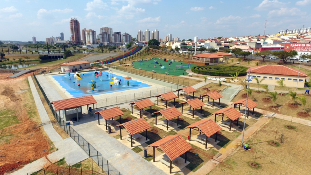 Outra atração é a tirolesa de quase 100 metros sobre o lago do Parque Ecológico. Fotos: Divulgação/Prefeitura de Indaiatuba