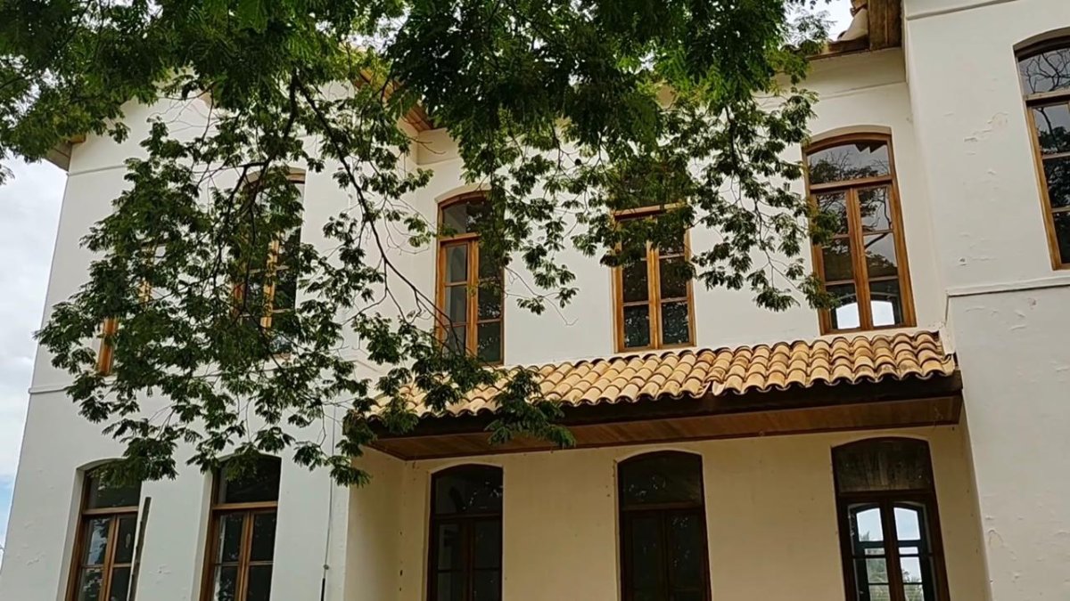 Parte do antigo território desapareceu sob as águas, mas símbolos como o Palácio de Dom Pedro, datado de 1869, ainda permanecem como testemunhas de sua história (Fotos: Youtube/Reprodução)
