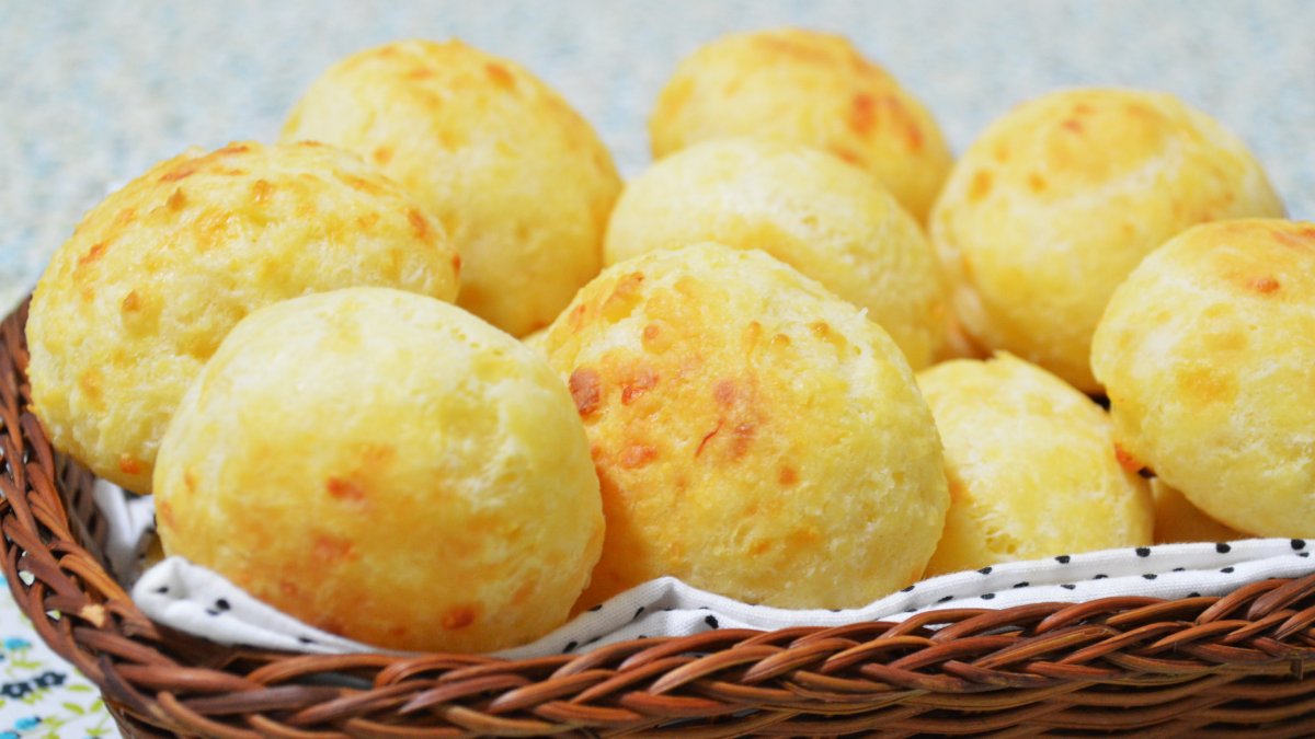 Um dos práticos típicos de inverno de Extrema é o pão de queijo, servido ainda quente para aquecer os turistas. Foto: Reprodução/Wikimedia Commons